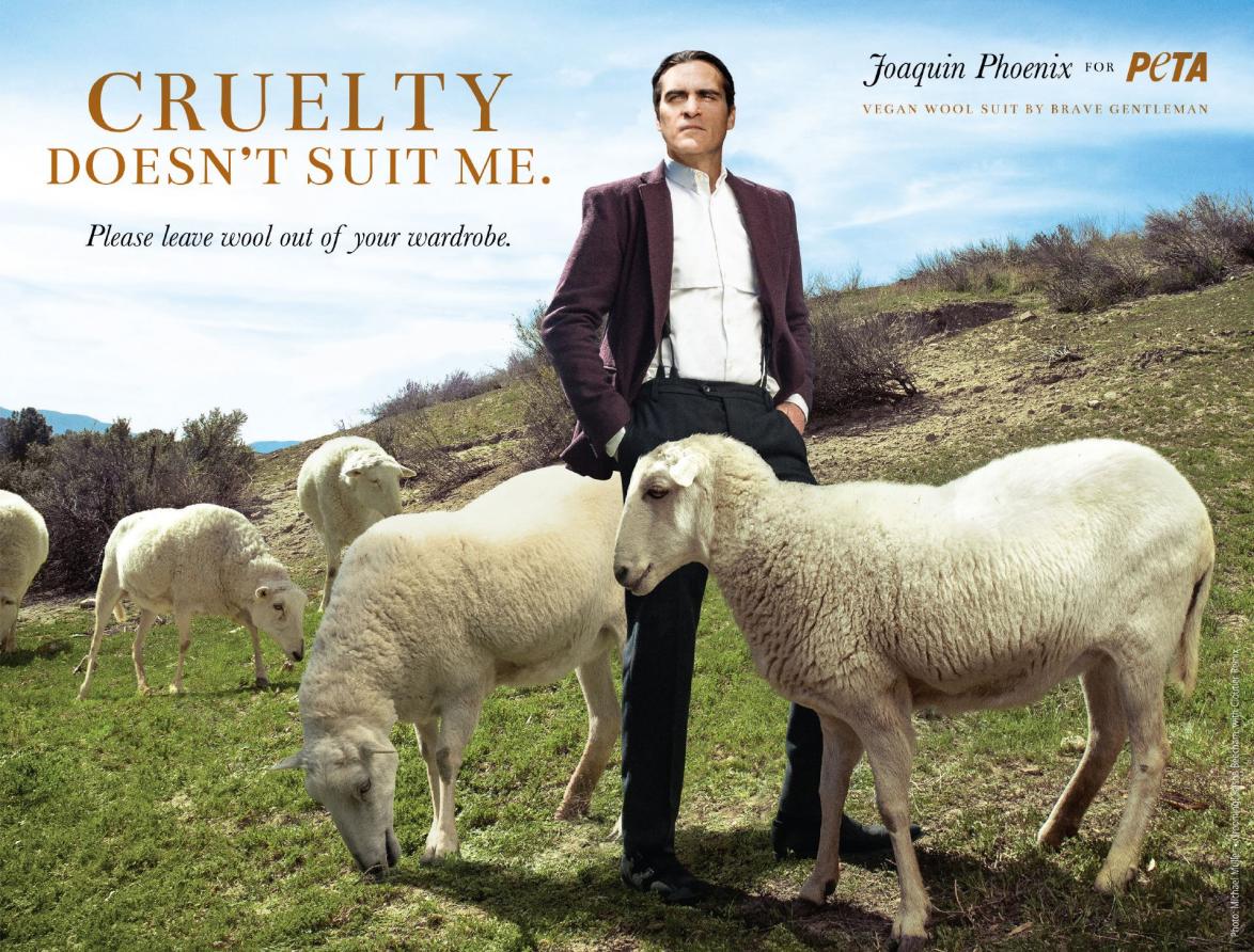 Joaquin Phoenix trägt einen Anzug aus veganer 