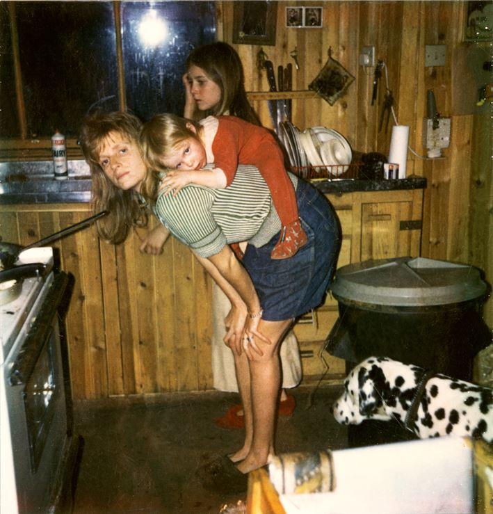 Linda McCartney mit Mary und Stella in der Küche.